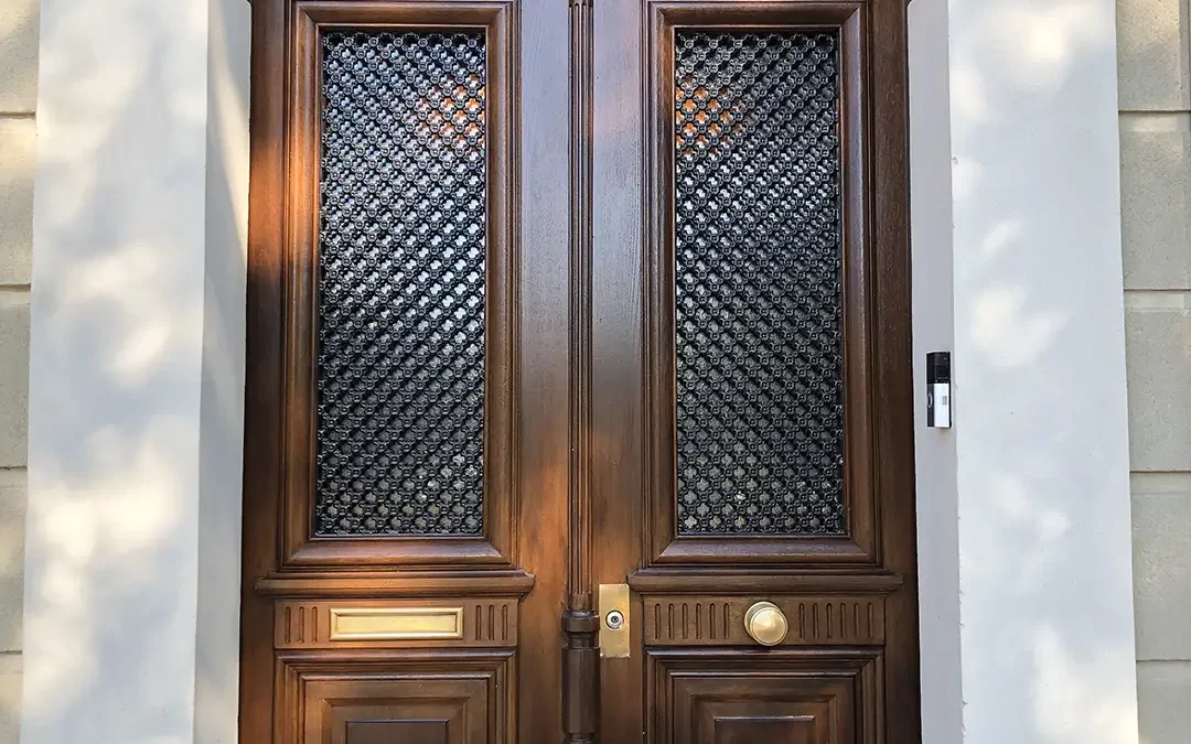 Réalisation d’un porte d’entrée en chêne à Albi