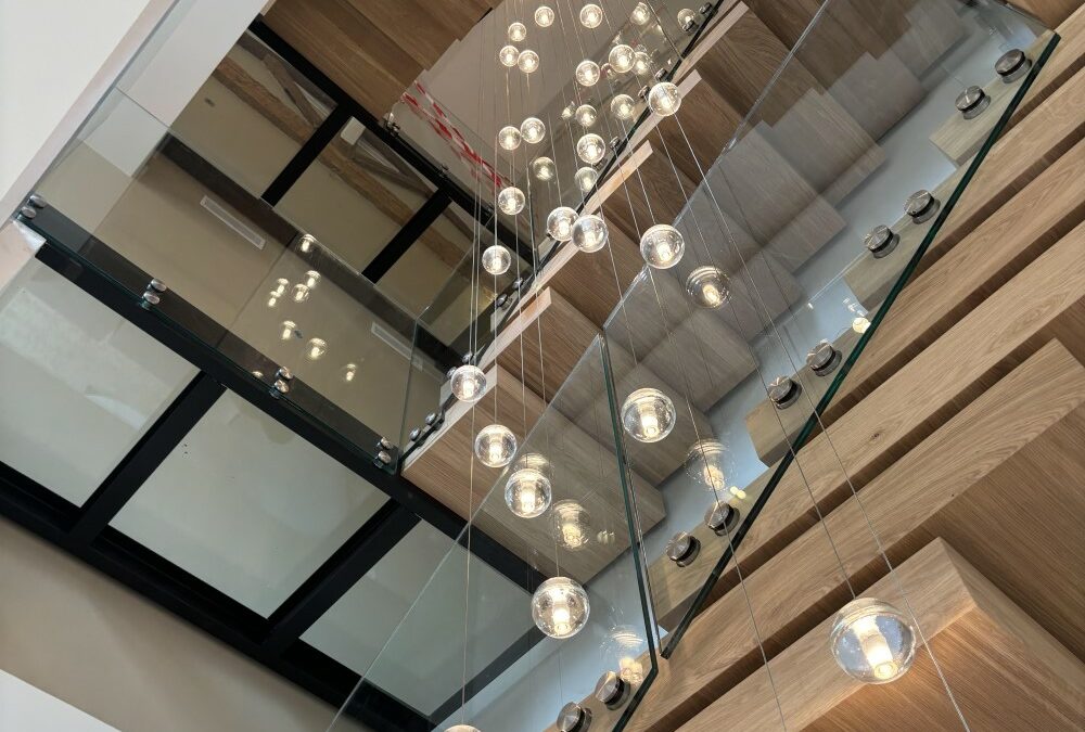 Réalisation d’un escalier sur-mesure à Albi en verre et en chêne.